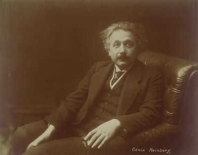 Albert Einstein (1879-1955) probabilmente durante la sua visita a Parigi nel 1922 da Genia Reinberg
